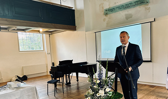 Commissaris van de Koning Arthur van Dijk geeft een speech